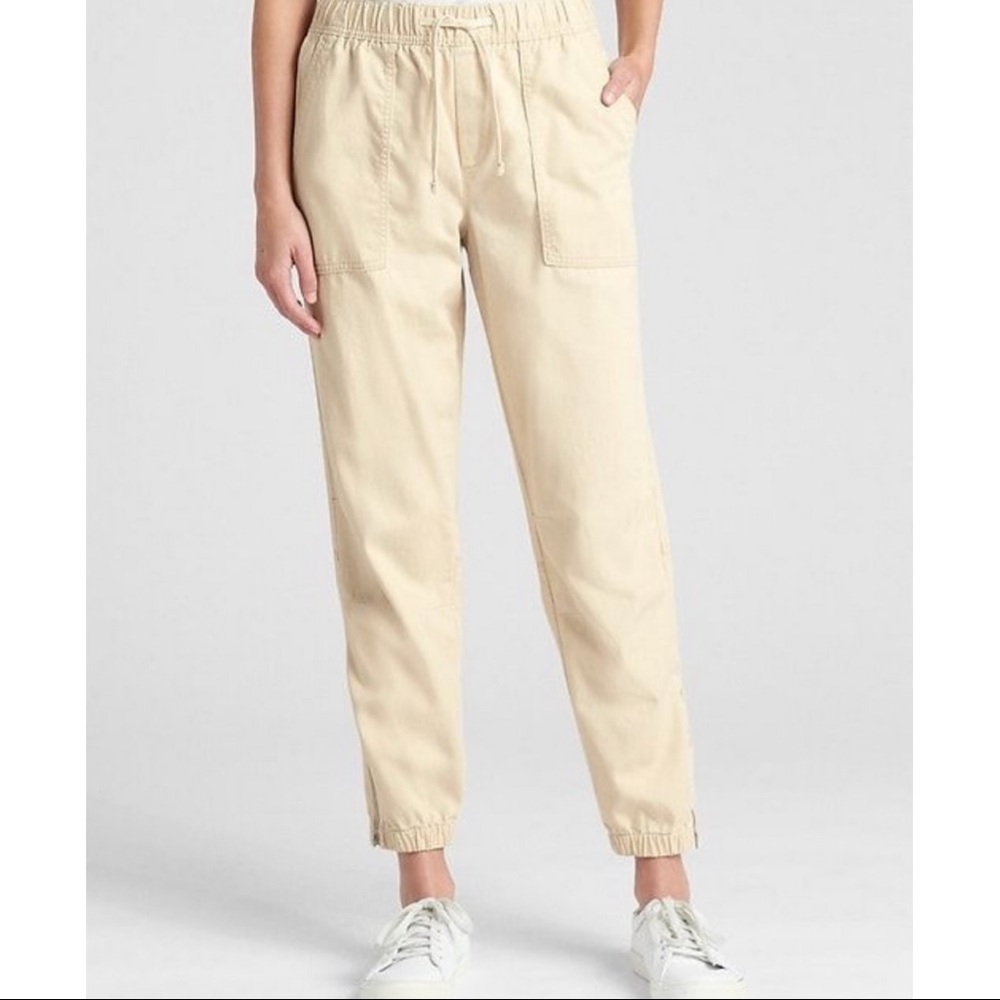 Gap Women’s Utility Jogger Khaki Medium (Size 6/8)